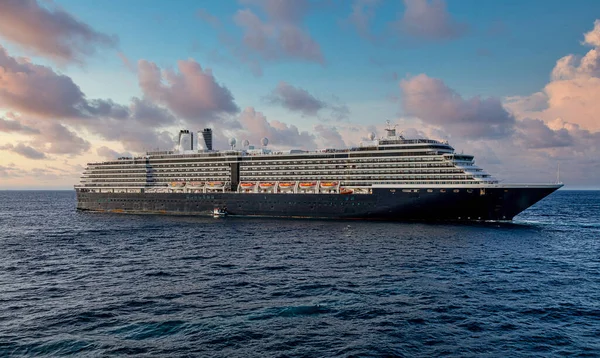 Lotsenboot von schwarz-weißem Kreuzfahrtschiff — Stockfoto