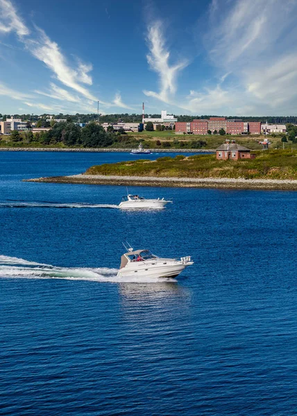 Två White Cabin Cruisers på Blå havet — Stockfoto