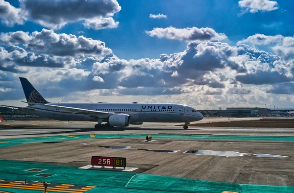 United Airlines на солнечной взлетной полосе — стоковое фото