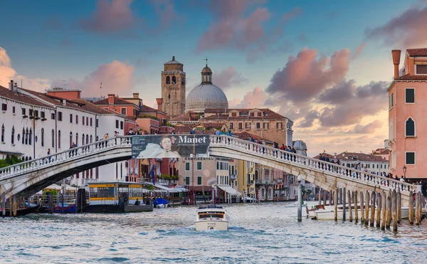 Barco bajo puente en Venecia — Foto de Stock