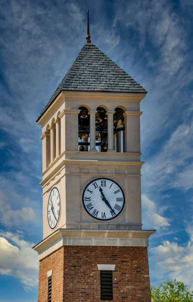 Reloj y campanario — Foto de Stock