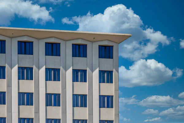 Edificio de piedra cuadrada bajo cielo azul —  Fotos de Stock