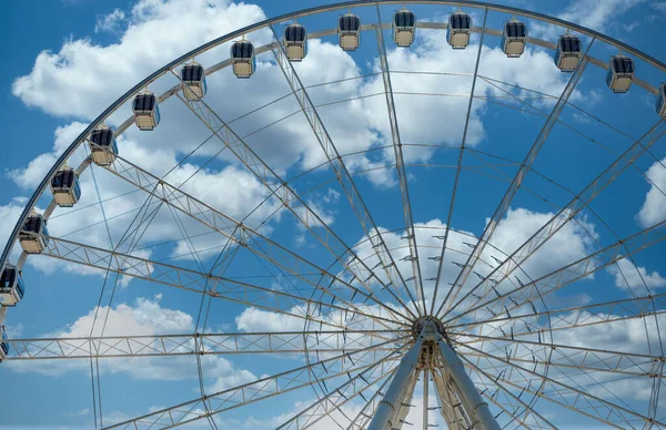 Vit pariserhjul på Nice Sky — Stockfoto