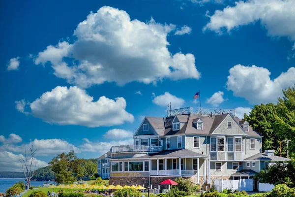 Bar Harbor Inn pod błękitnym niebem — Zdjęcie stockowe