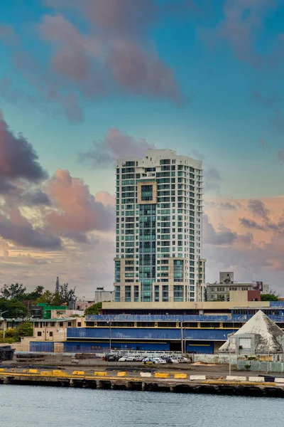Edifício Condomínio Azul e Branco em San Juan — Fotografia de Stock