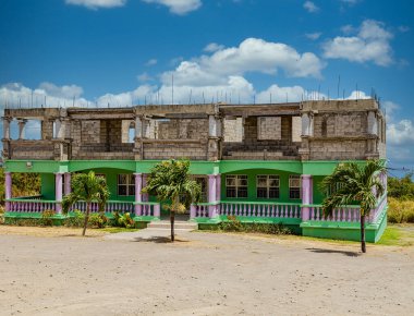 Parlak Boyalı Terk Edilmiş Otel