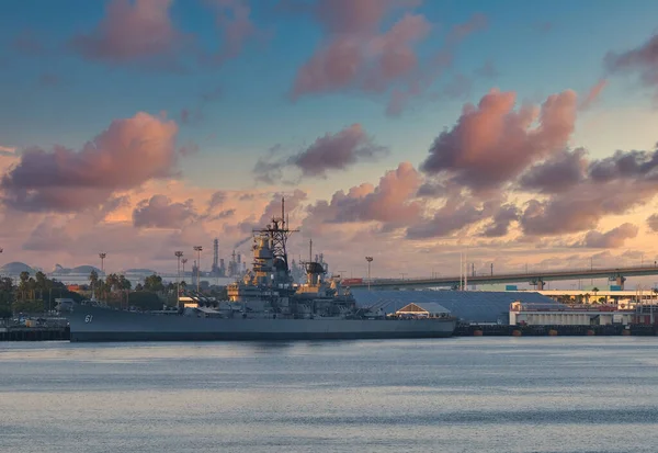 USS Iowa dall'altra parte del porto — Foto Stock