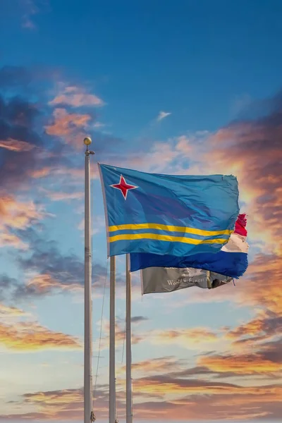 日落时的旗杆上的阿鲁巴国旗 — 图库照片