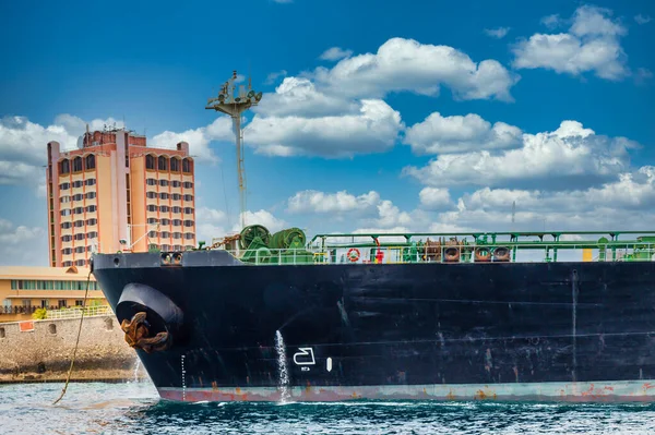 Bow of Black Tanker by Hotel — Foto de Stock