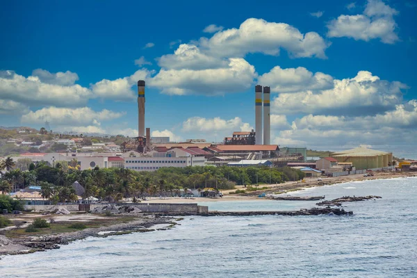 Curacao Sahilinde Yakıt Endüstrisi — Stok fotoğraf