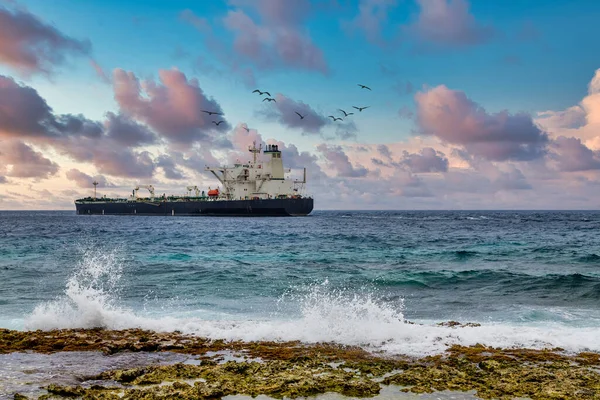 Petrolero vela más allá de estrellarse Surf — Foto de Stock