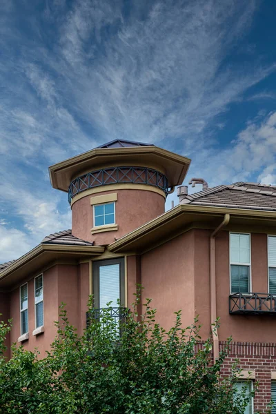 Upper Floor of Stucco Condo Building — Stock Photo, Image