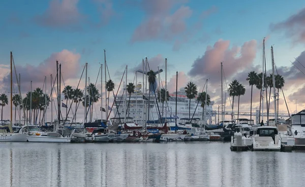 Kryssningsfartyg bortom Long Beach Marina — Stockfoto