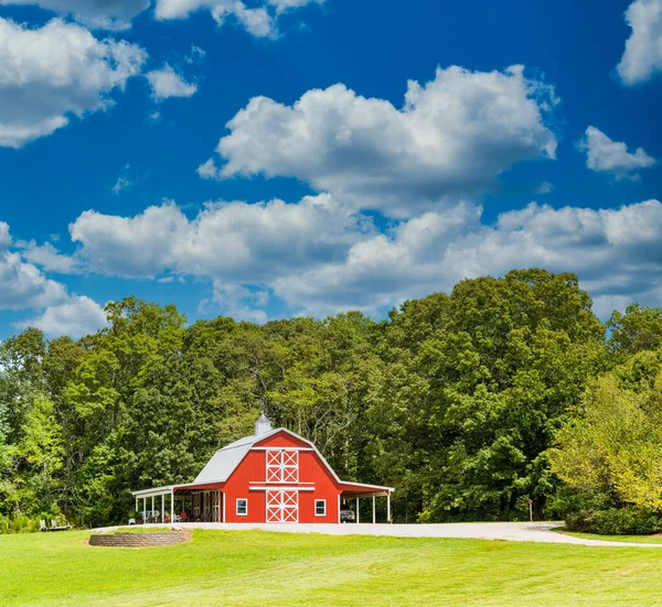 Fienile rosso e alberi verdi in estate — Foto Stock