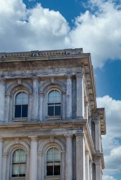 Edifício antigo com janelas arqueadas — Fotografia de Stock