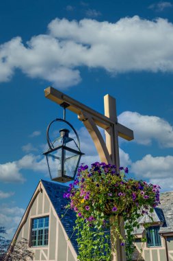 Ev Sahibi: Çiçekçi ve Lamba Postası