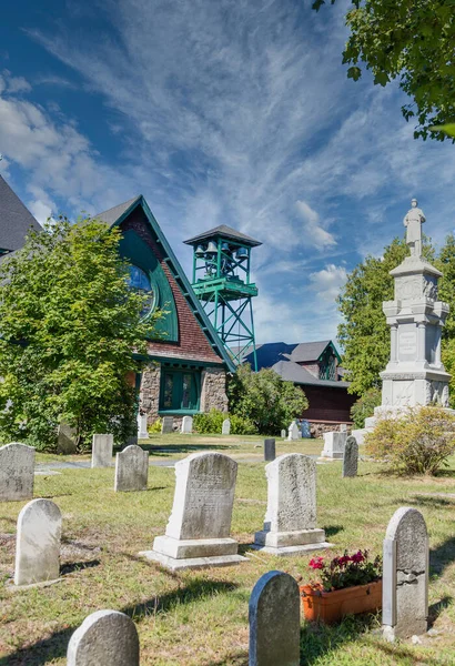 Oude begraafplaats en kerkklokken — Stockfoto