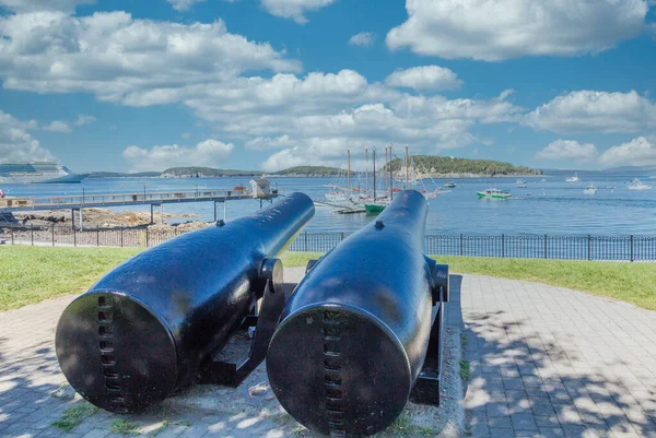 Cañones dirigidos a barcos en el puerto —  Fotos de Stock