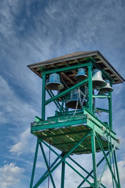 Kostelní zvony v zelené věži — Stock fotografie