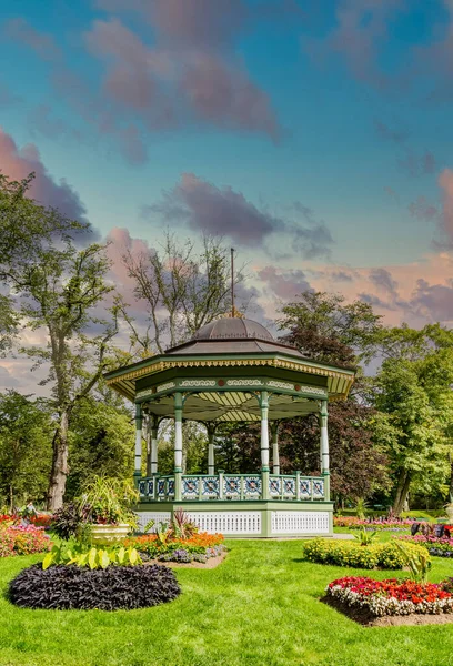 Gazebo i den offentliga trädgården — Stockfoto