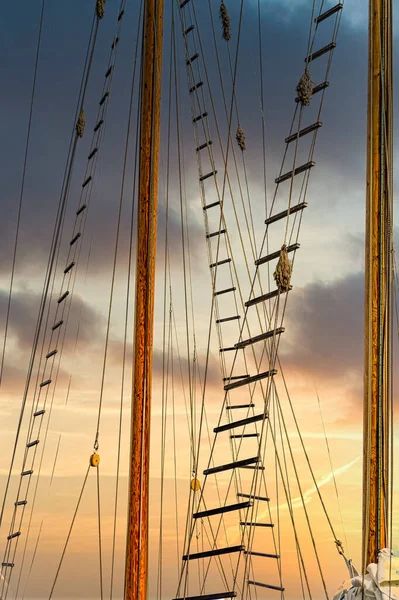 Jacobs létrák a Masts at Sunset — Stock Fotó