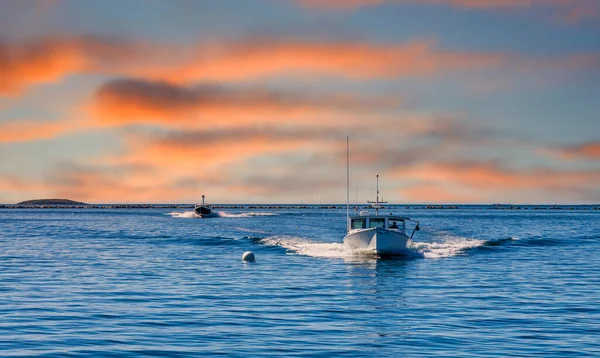 Dos barcos de pesca acelerando al anochecer — Foto de Stock