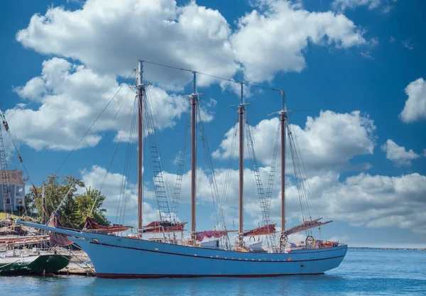 Goleta blanca de cuatro mástiles en el puerto — Foto de Stock