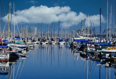 Long Beach Marina 'da Mavi Su