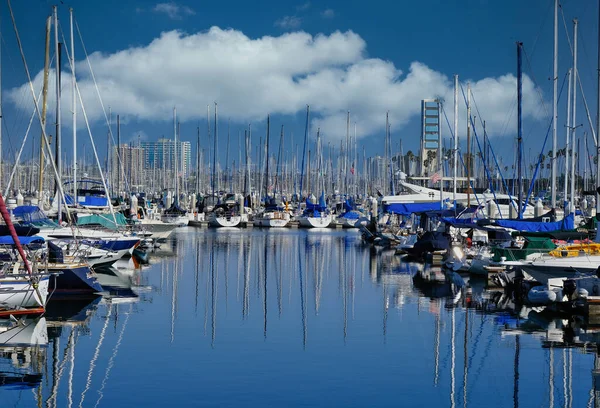 Голубая вода в Long Beach Marina — стоковое фото