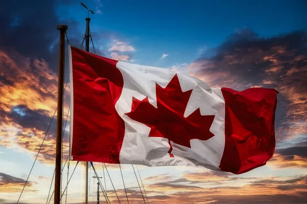 日没時のマストのカナダ国旗 — ストック写真