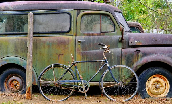 Rower bez siedzenia przeciwko starej zardzewiałej Dodge Van — Zdjęcie stockowe