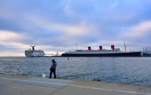 Hombre Pesca por Queen Mary — Foto de Stock