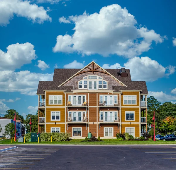 Pequeño edificio de condominios bajo cielos bonitos —  Fotos de Stock