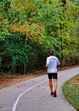 Maraton tişörtlü koşucu