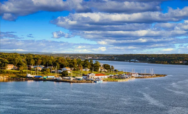 Marina och bostäder på stranden av Sydney Nova Scotia — Stockfoto