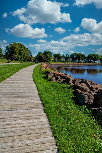 Wood Boardwalk by Rock Seawall — Stock Photo, Image