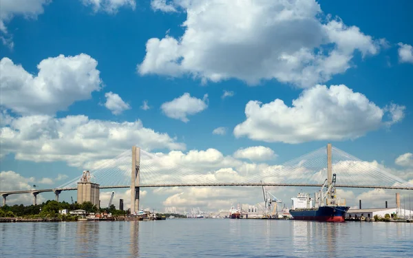 吊り橋による工業港 — ストック写真