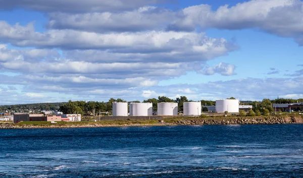 Tanques de petróleo blanco en la costa de Bay —  Fotos de Stock