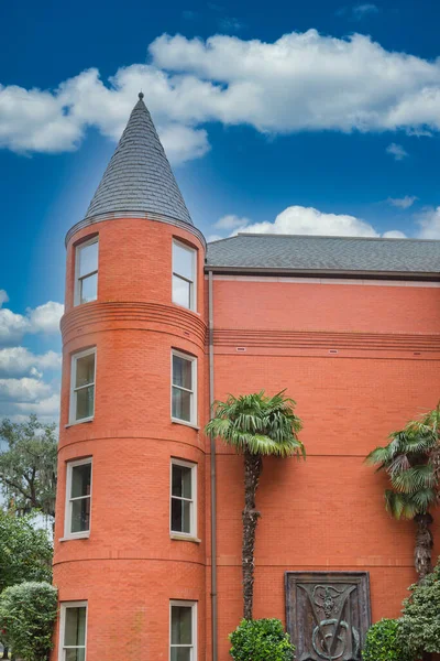 Hotel de ladrillo con torre redonda — Foto de Stock