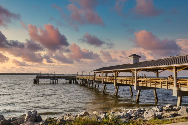 People Fishing off St Simons Pier — Stock Photo, Image