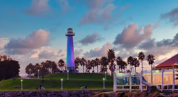 Spots colorés sur le phare au crépuscule — Photo