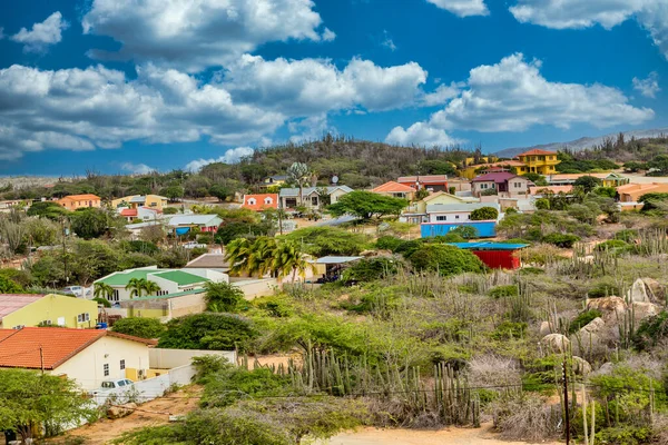 Maisons colorées sur la colline à Aruba — Photo