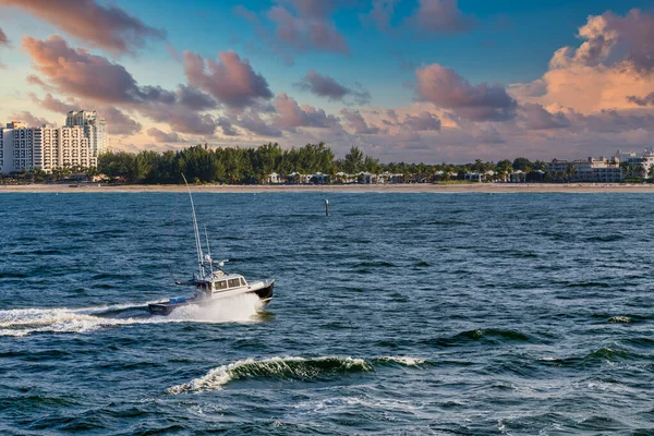 Barco de pesca para a costa da Flórida — Fotografia de Stock