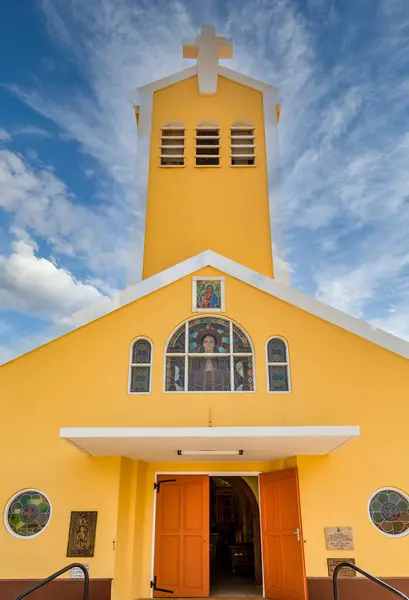 Gul katolsk kirke – stockfoto