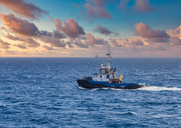 Blauwe sleepboot op zee — Stockfoto