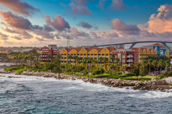 Resort colorido com ponte em Curaçao — Fotografia de Stock