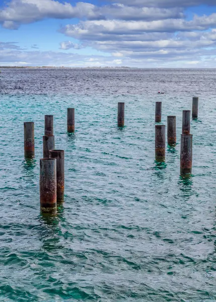 Rozsdás pilings a kikötőben — Stock Fotó