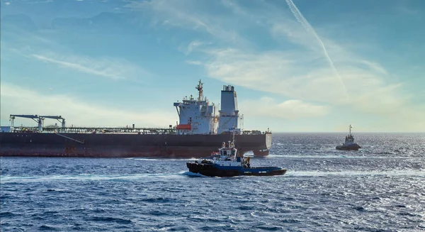 Tugboats från Tanker — Stockfoto