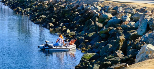 Familia en bote pequeño — Foto de Stock