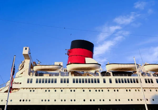 Rafts e Smokestack em Queen Mary — Fotografia de Stock